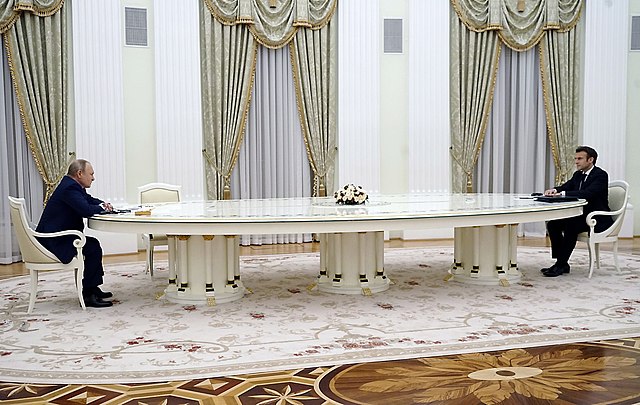 Putin_and_Macron_meeting_with_a_large_table