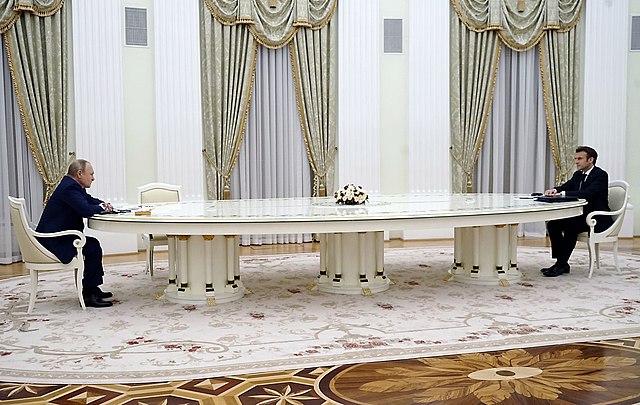 Putin_and_Macron_meeting_with_a_large_table